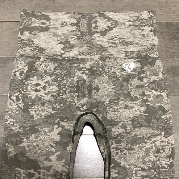 Women’s Best Camo Seamless Leggings - Green - Small - Picture 5 of 7